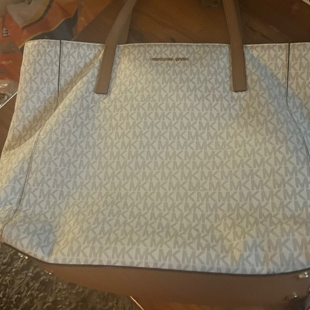 White/gold Michael Kors purse and wallet